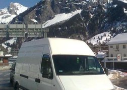2. Transport wyposażenia łazienek do Szwajcarii - w oczekiwaniu na lawetę kolejową w szwajcarskich Alpach.